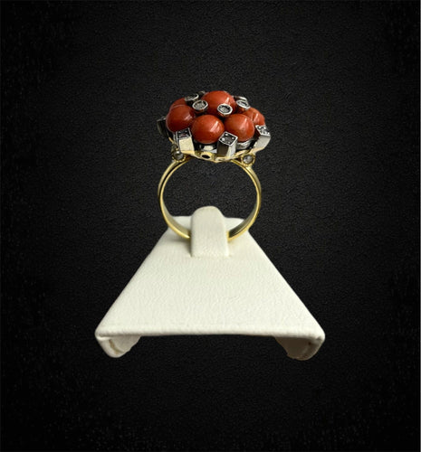 Bague 55 Bague de style baroque, corail et diamants 58 Facettes