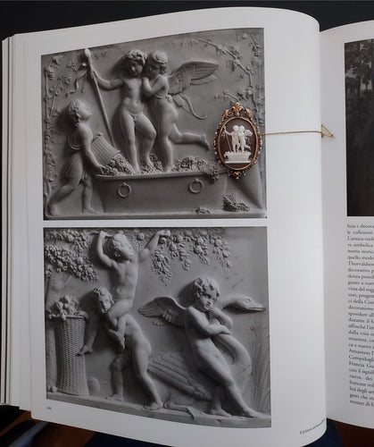 Pendentif Broche/pendentif camée victorien avec médaillon représentant Cupidon et Bacchus foulant des raisins, automne d'après Thorvaldsen 58 Facettes 21130-0149