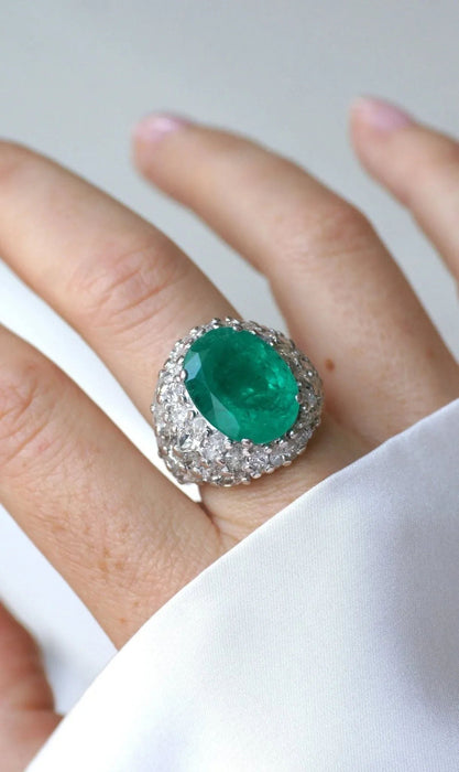 Cocktail ring in white gold with Colombian emerald and diamonds