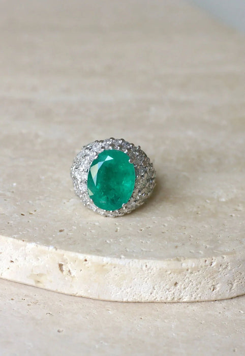 Cocktail ring in white gold with Colombian emerald and diamonds