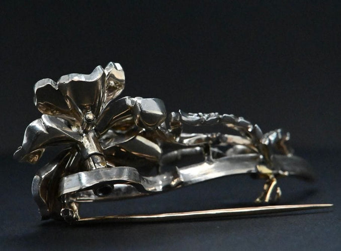 Broche Broche Fleur En Or Blanc Ornée De Diamants 58 Facettes