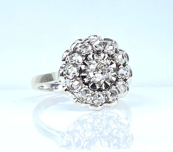 Bague 54 Bague marguerite en or blanc, platine et diamants 58 Facettes AB625