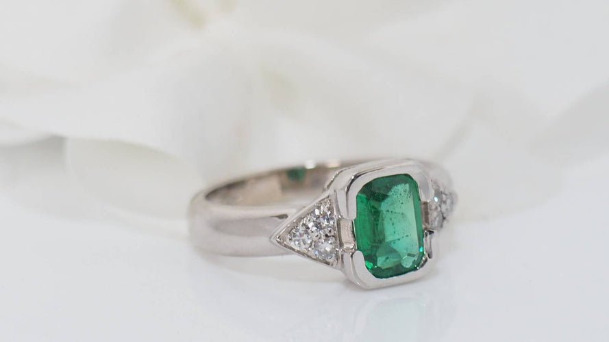 Bague 54 Bague en or blanc, émeraude et diamants 58 Facettes 31390