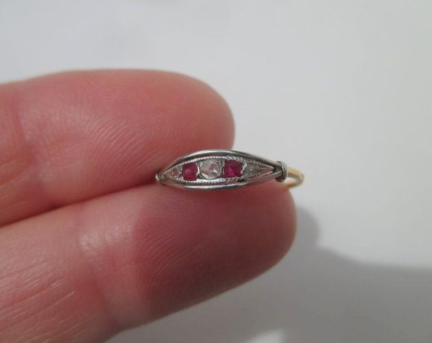 Bague 50.5 Bague jarretière Art Déco diamants, rubis calibrés, or et platine 58 Facettes