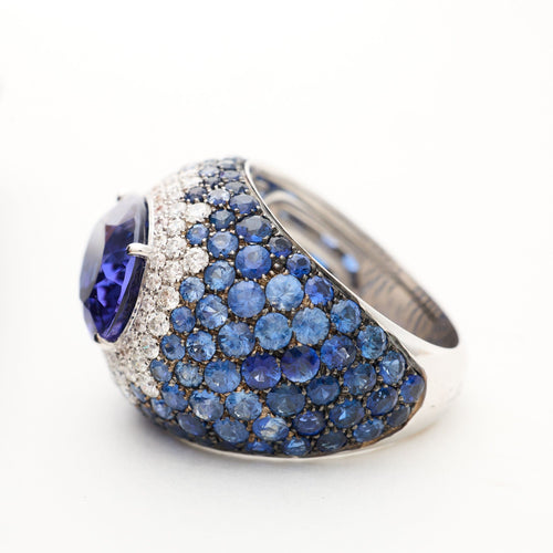 Bague 56 Bague or gris, tanzanite, entourage diamants et saphirs 58 Facettes