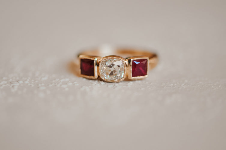 Bague Antique Ruby and diamond ring 58 Facettes