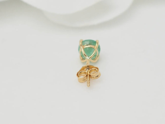 Boucles d'oreilles Puces d'oreilles en or jaune et émeraude 58 Facettes BOEm