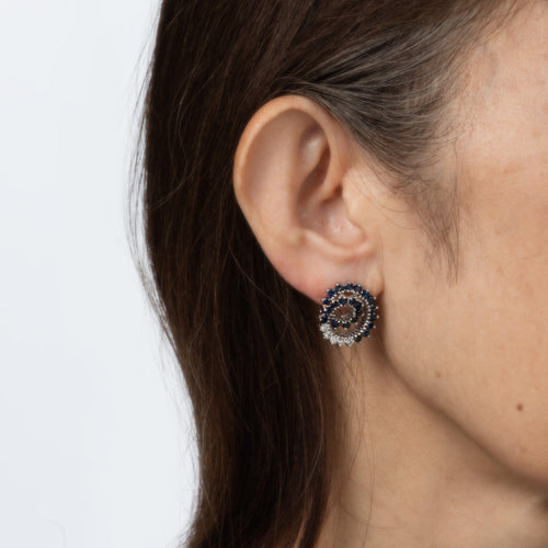 Boucles d'oreilles Boucles d'oreilles tourbillon en or blanc, diamant et saphir 58 Facettes G14073