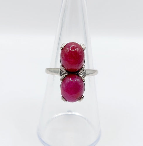 Bague 52 Bague Art Déco Platine et 6,70 carats cabochon rubis et diamant triangle (1950) 58 Facettes A05019