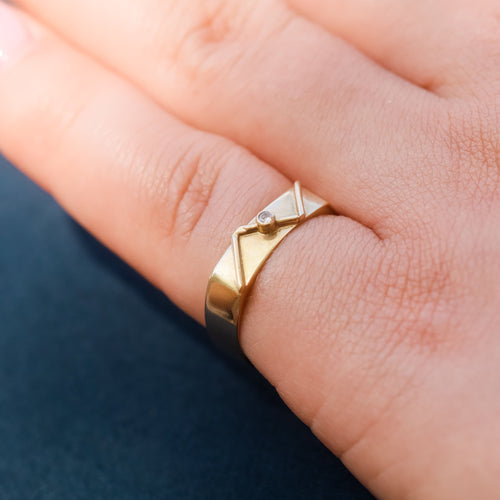 Keltakultainen ja timanttisormus