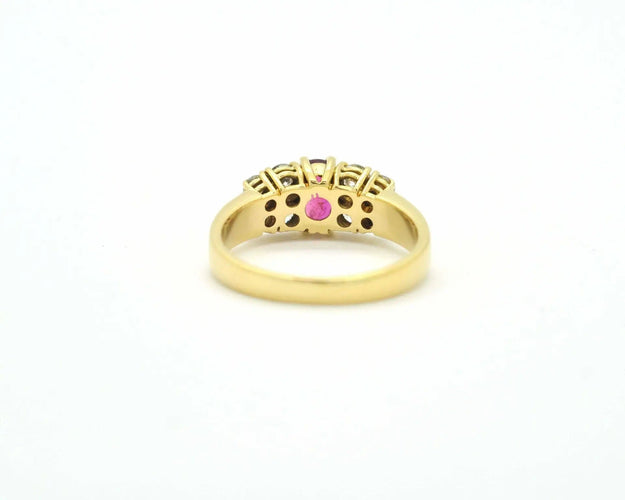 Bague en or jaune avec rubis de 0,50 ct et diamants