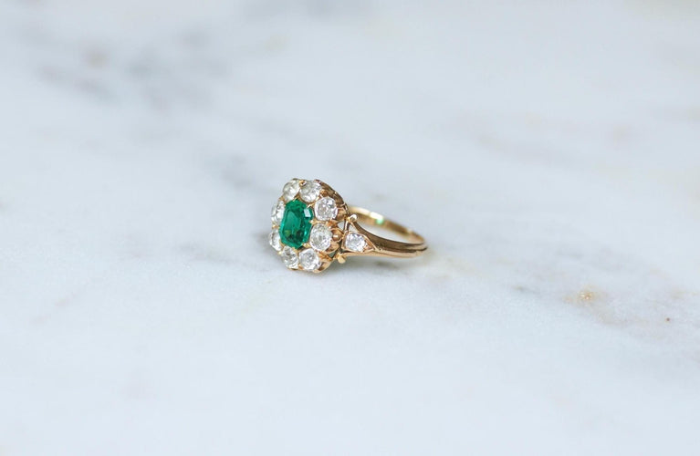 Bague 54 Bague Marguerite or rose, émeraude colombienne et diamants 58 Facettes