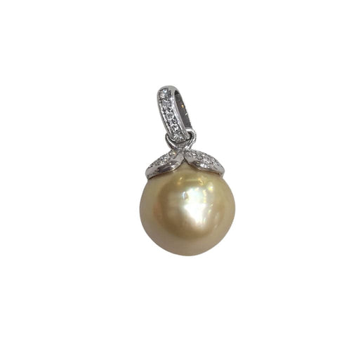 Pendentif Pendentif en perle australienne, or blanc 18 carats et diamants 58 Facettes CL 181