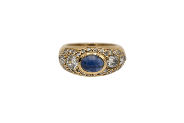 Anello antico in oro giallo con zaffiro e diamanti, Paesi Bassi. 