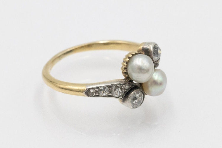 Bague 54 Bague ancienne Art Nouveau en or jaune ornée de perles et de diamants, début du XXe siècle 58 Facettes 11387