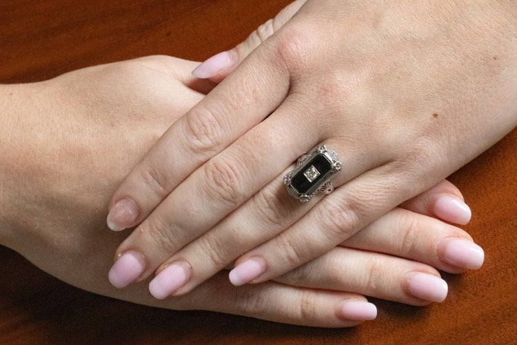 Bague 47 Vintage Art Déco diamond and onyx ring, 1930s. 58 Facettes 11473