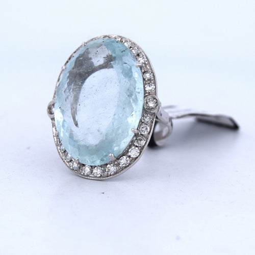 Bague 56 Bague en or blanc avec aigue-marine et diamants 58 Facettes