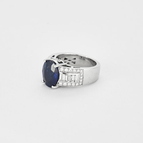 Bague 53 Bague en or blanc, saphir central et diamants 58 Facettes
