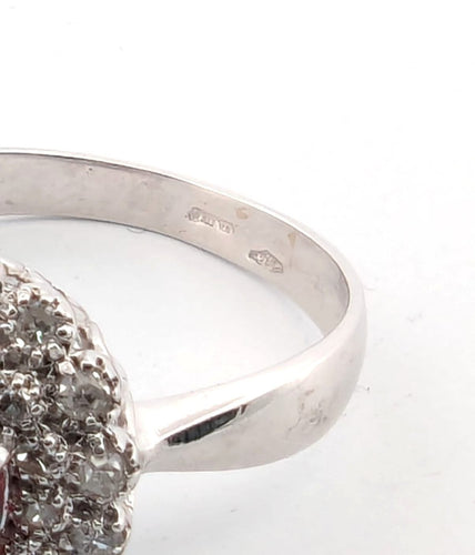 Prsten z bílého zlata s diamanty a centrálním rubínem