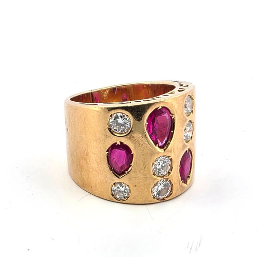 Bague 48 Bague en or jaune 18 kt avec rubis et diamants 58 Facettes