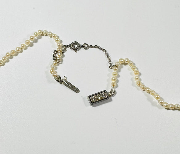 Collier Fin collier de perles, fermoir or gris 58 Facettes 227