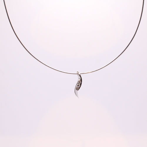 Collier Collier or blanc avec pendentif forme vague serti de diamants 58 Facettes