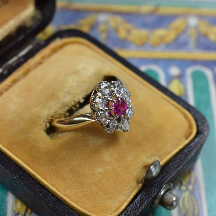 Anillo Margarita oro amarillo, diamantes, rubíes Circa 1900