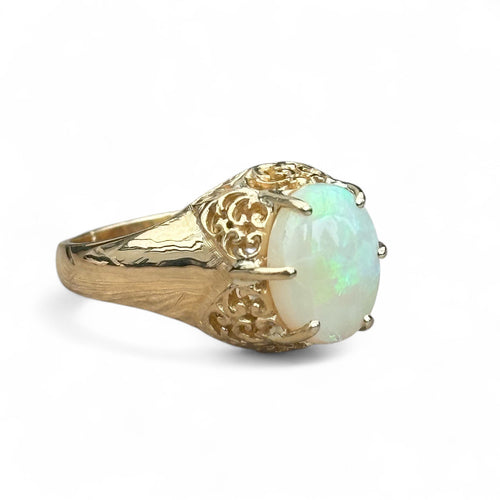 Bague 51 Bague ancienne or jaune, ajourée, sertie d'une opale cabochon 58 Facettes 321
