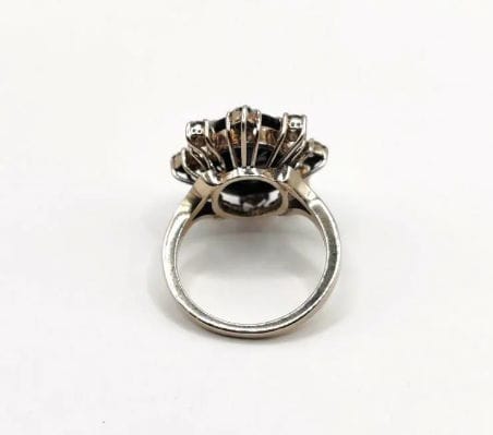 Bague 50.5 Bague Marguerite or gris ornée d'un saphir et de diamants 58 Facettes