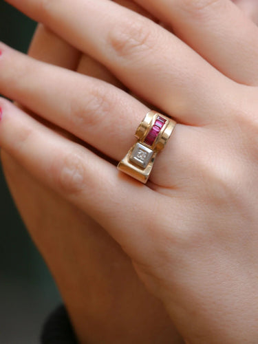 Bague 57 Bague tank en or, platine, diamants et rubis calibrés 58 Facettes J138