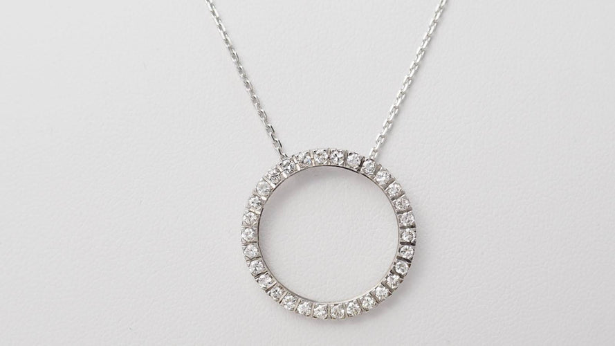Collier Collier pendentif cercle en or blanc et diamants 58 Facettes 32920