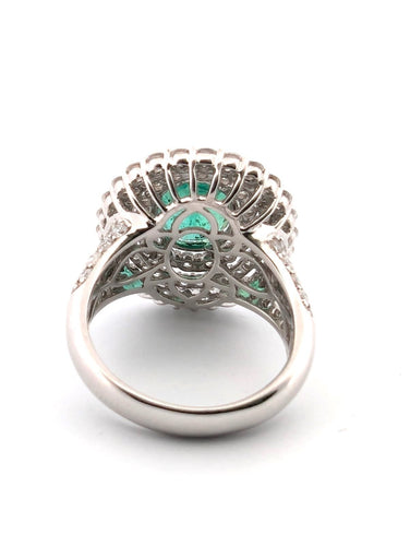 Bague 54 Bague en or blanc spectaculaire et superbe avec émeraude centrale et diamants environnants 58 Facettes