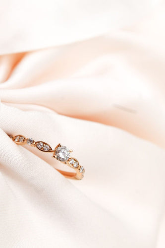 Bague Bague solitaire en or rose épaulée de diamants 0,10 ct 58 Facettes 240315