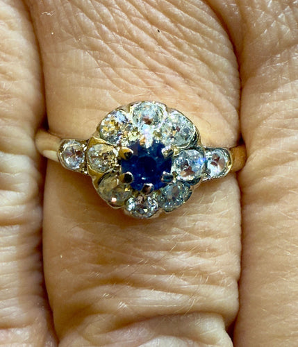 Bague 57 Bague marguerite ancienne en or , diamants et saphir 58 Facettes