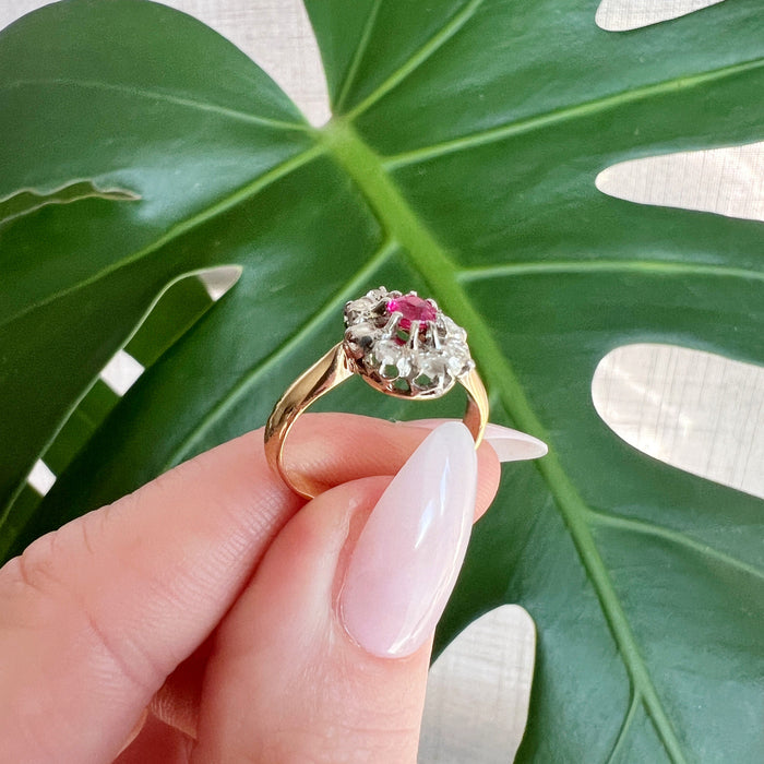 Ring Daisy yellow gold, diamonds, rubies Circa 1900