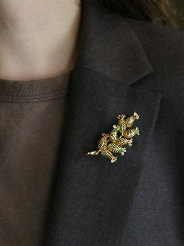 Broche GUBELIN Broche feuille or rubis émeraudes 58 Facettes 1126.1