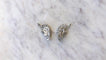 Boucles d'oreilles Clips Plume Or Blanc et Saphirs Années 60 58 Facettes