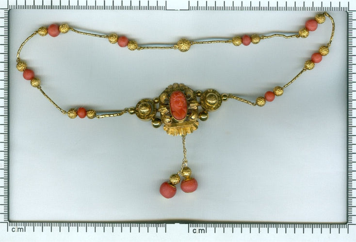 Montre Élégance antique : un chef-d'œuvre de camée en corail français 58 Facettes 20274-0182