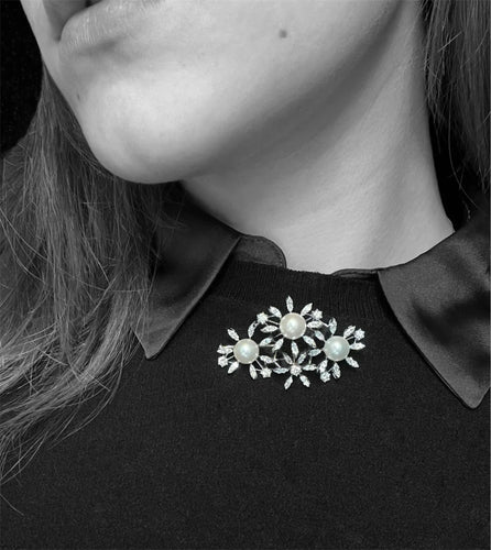 Broche Broche raffinée « marguerite » avec perles et diamants 58 Facettes