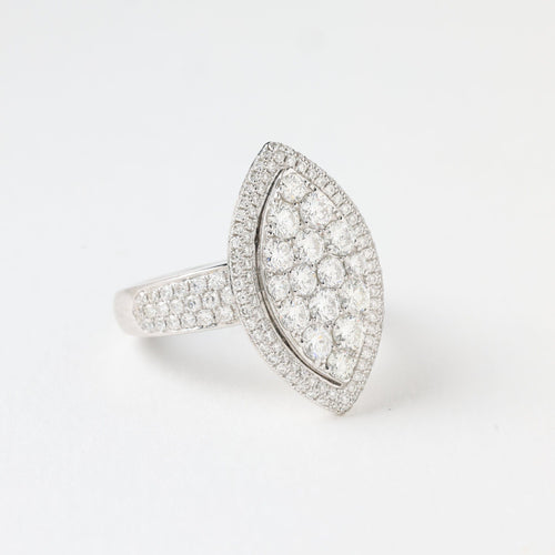 Bague 54 Bague de fiançailles forme marquise sertie de diamants en or gris 58 Facettes