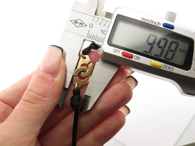 Bracelet bracelet DINH VAN menottes r10 341102 en or jaune 18k 2.9gr & cordon noir 58 Facettes 270151