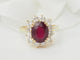 Bague 54 Bague entourage en or jaune, rubis et diamants 58 Facettes F5046