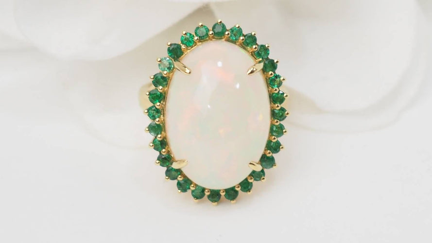 Bague 54 Bague ovale en or jaune, opale cabochon et émeraudes 58 Facettes 32639