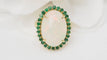 Bague 54 Bague ovale en or jaune, opale cabochon et émeraudes 58 Facettes 32639