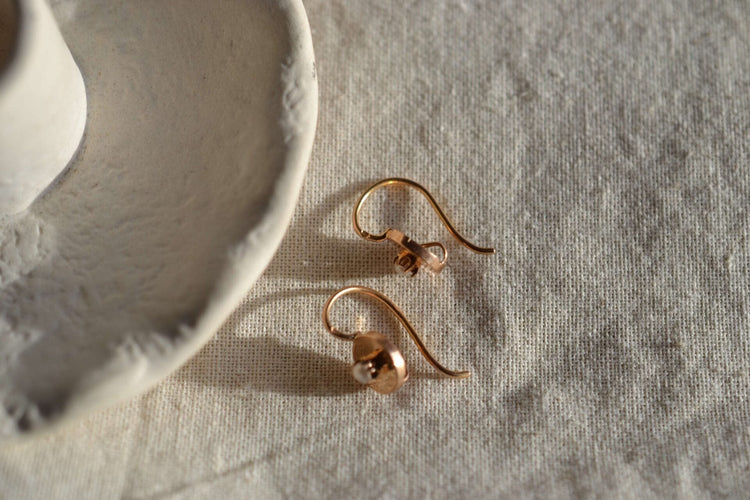 Boucles d'oreilles Dormeuses rondes à fine perle 58 Facettes 3602b
