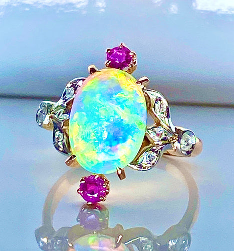 Bague 53 Bague en or jaune, opale, diamants et rubis. Vers 1900. 58 Facettes AB639