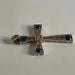 Pendentif Croix en pendentif or blanc diamants et saphirs 58 Facettes