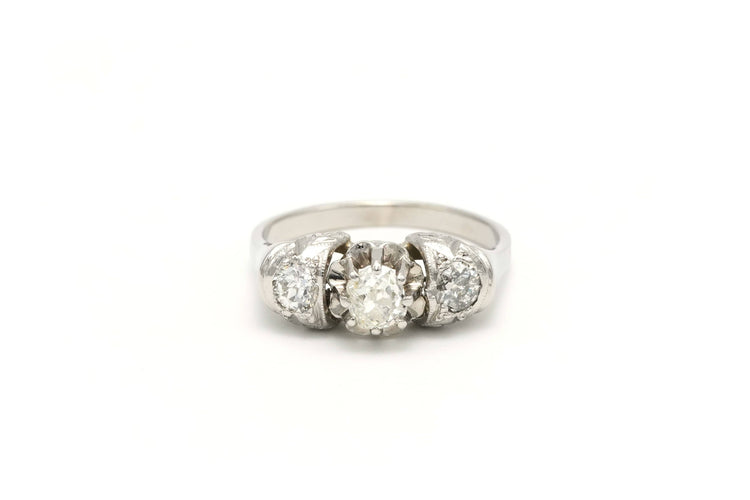 Moderne ring in witgoud bezet met diamanten