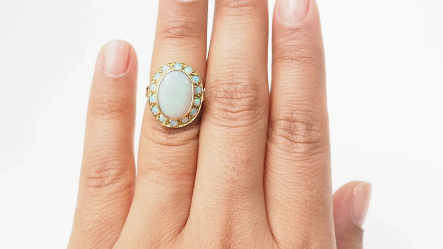 Bague 48 Bague ancienne en or jaune et cabochon d'opale 58 Facettes 32676