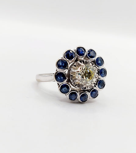 Bague 51.5 Bague marguerite Art Déco or blanc, diamant taille ancienne 0,65 carat et saphirs 58 Facettes A06329